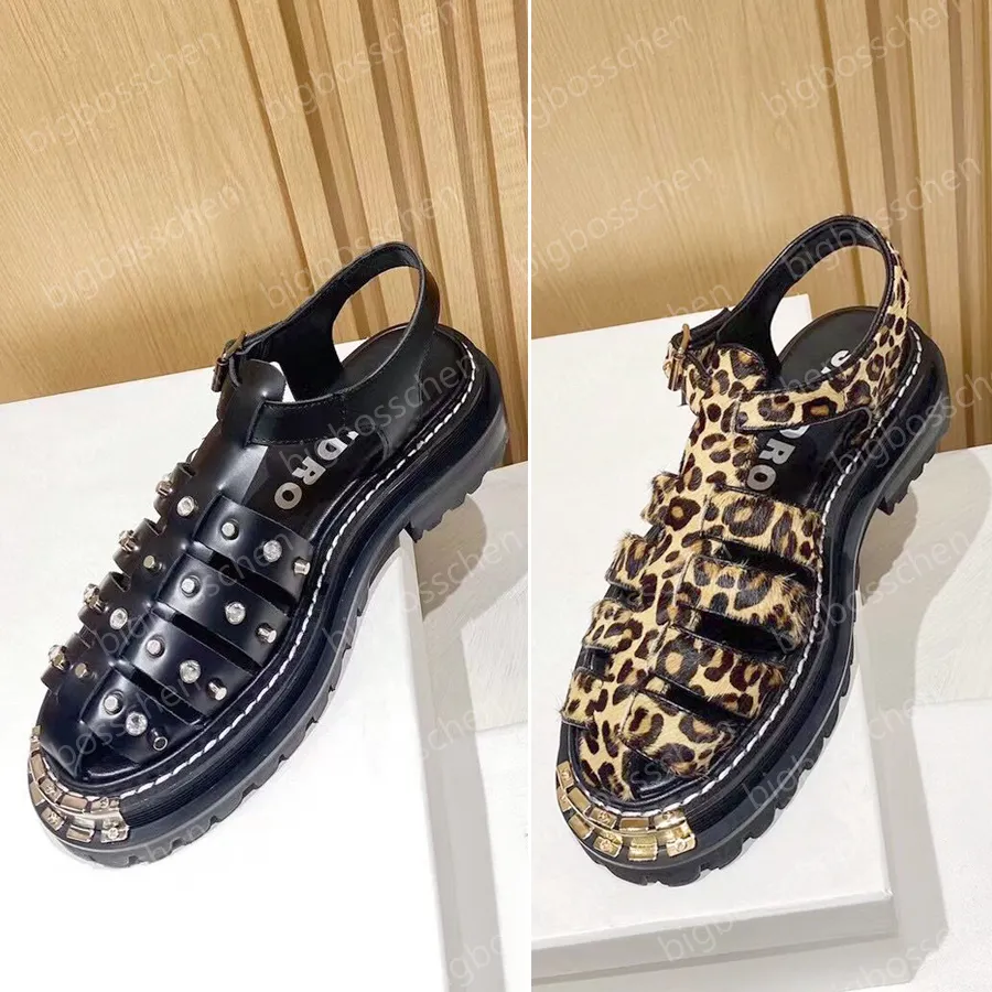 Luxury Designer Sandals Ladies Sandro French Fashion Märke Roman Shoes Classic Punk Style Rivet Buckle Casual Shoes Leopard Thick Bottom Big Gold Teeth Sandaler 35-40