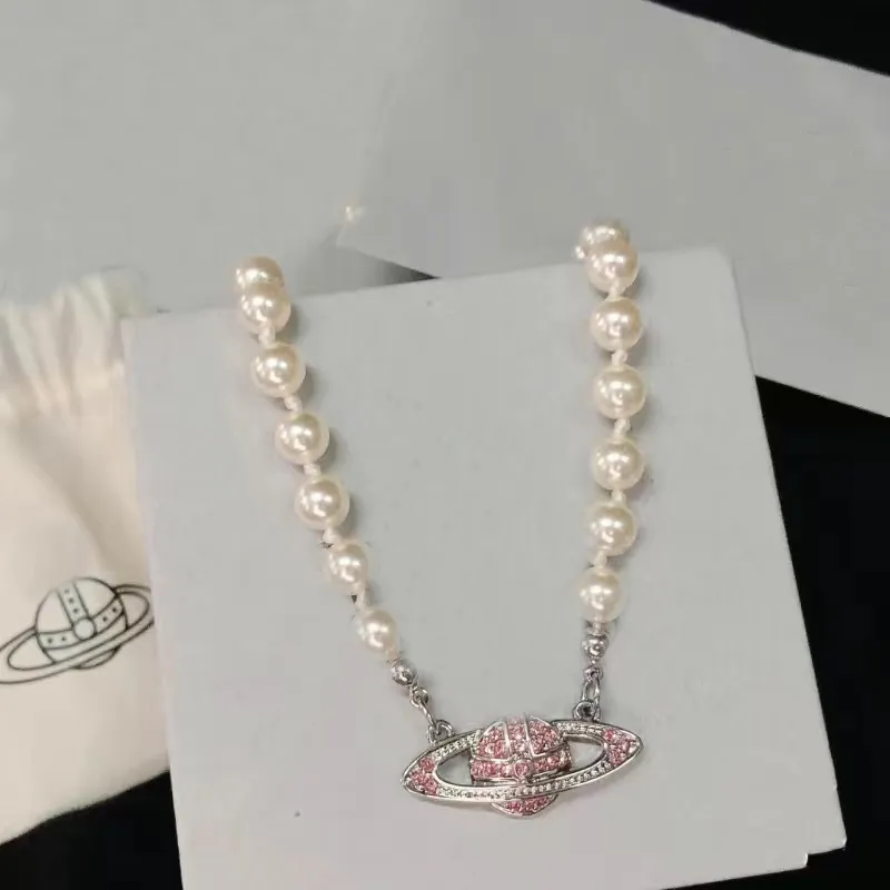 Ny Stylist Designer Fashion Women's Pendant Hot Brand Chain Planet Saturn Pearl Necklace Satellit ClaVicle Chain Punk Vibe med Original Box1589