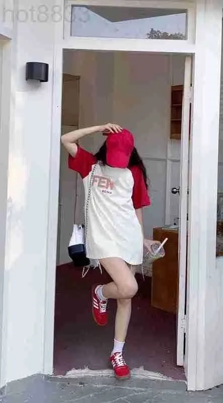女性のTシャツデザイナーアメリカンコントラストラグランスリーブレタープリント夏の夏のルース韓国語バージョンミッドレングスインストレンディでファッショナブルなトップY48D