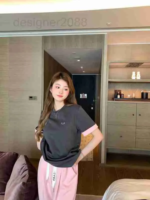 T-shirt da donna firmata T-shirt a maniche corte arricciata a contrasto per l'estate 2023 Nuovo girocollo allentato coreano Top Trend PN1O
