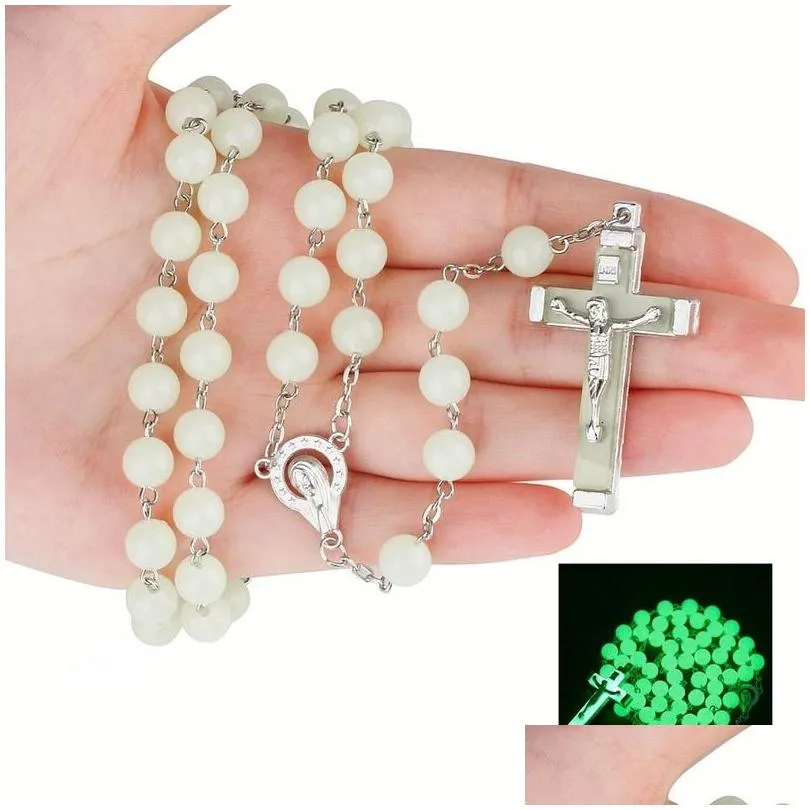 ペンダントのネックレスは暗いイエス十字架の十字架ネックレスナイトライト蛍光キリストキリスト祈りの女性の女の子fashio dhhr4のために輝く