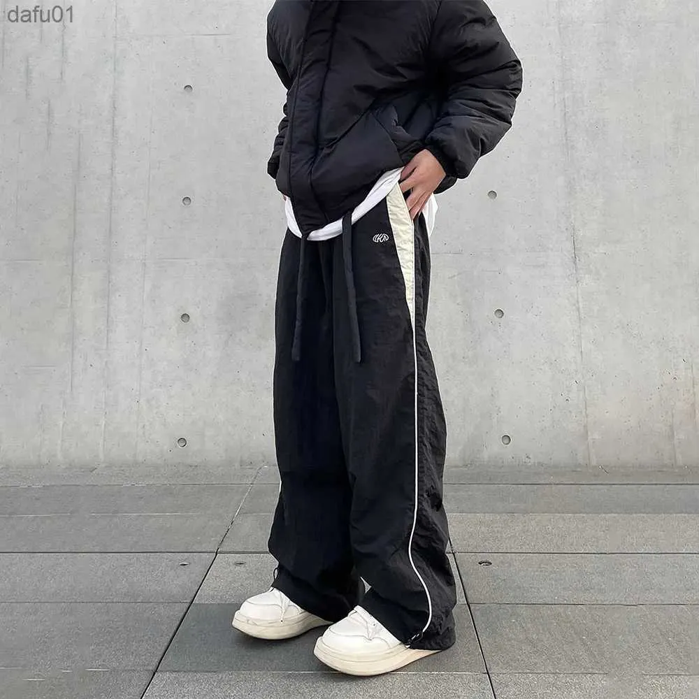 Houzhou baggy byxor för män fallskärm vintage överdimensionerade joggare harajuku streetwear svettbyxor svarta breda benbyxor hane l230520