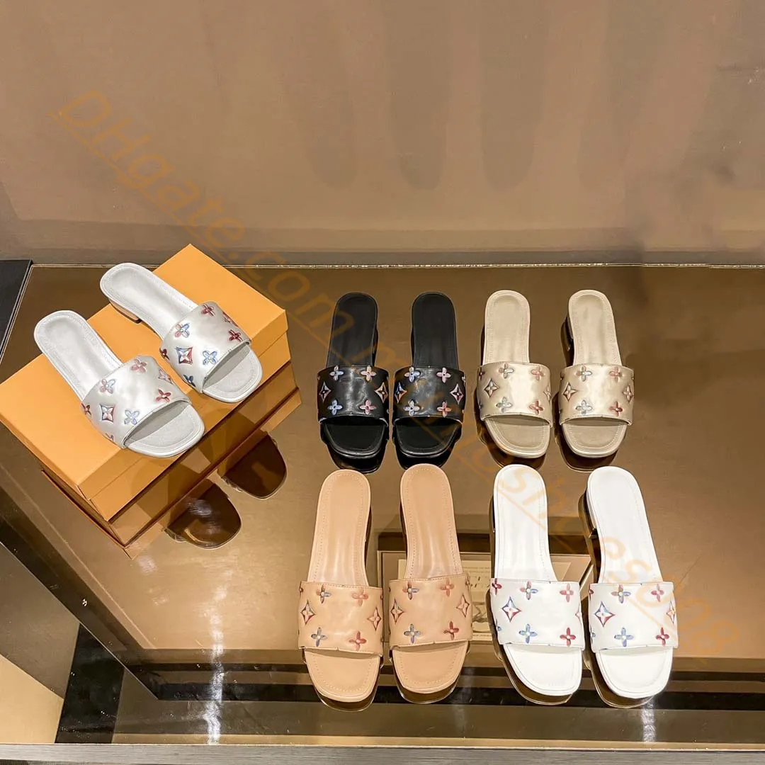 Chinelo de alta qualidade Sandálias de grife Revival Flat Mules Sapatos de couro Summer Women Slides moda sandálias de praia WATERFRONT Marrom Branco sapatos pretos