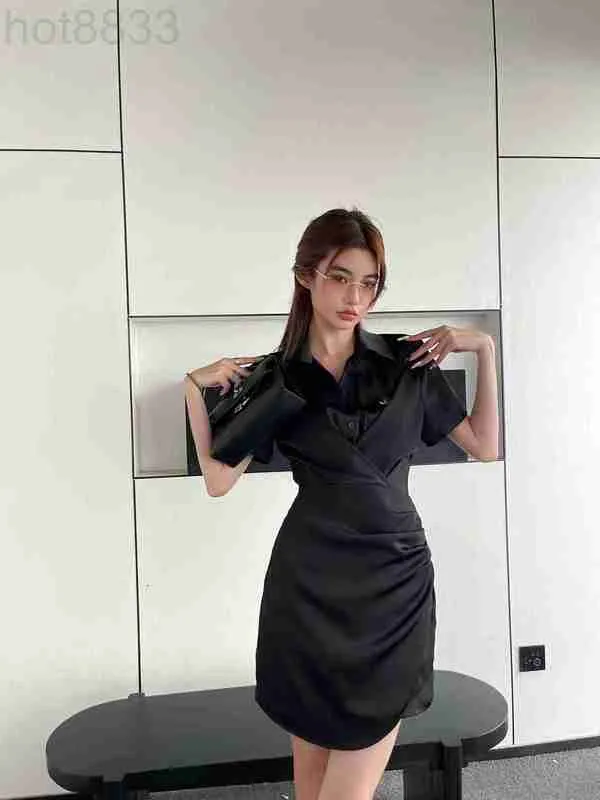 İş Elbiseleri Tasarımcı Küçük ve Basit Düz Renkli Bel Pileli Kalçalar Sarılı Yakıt Elbise 2023 Yeni Kadın Giyim Daau