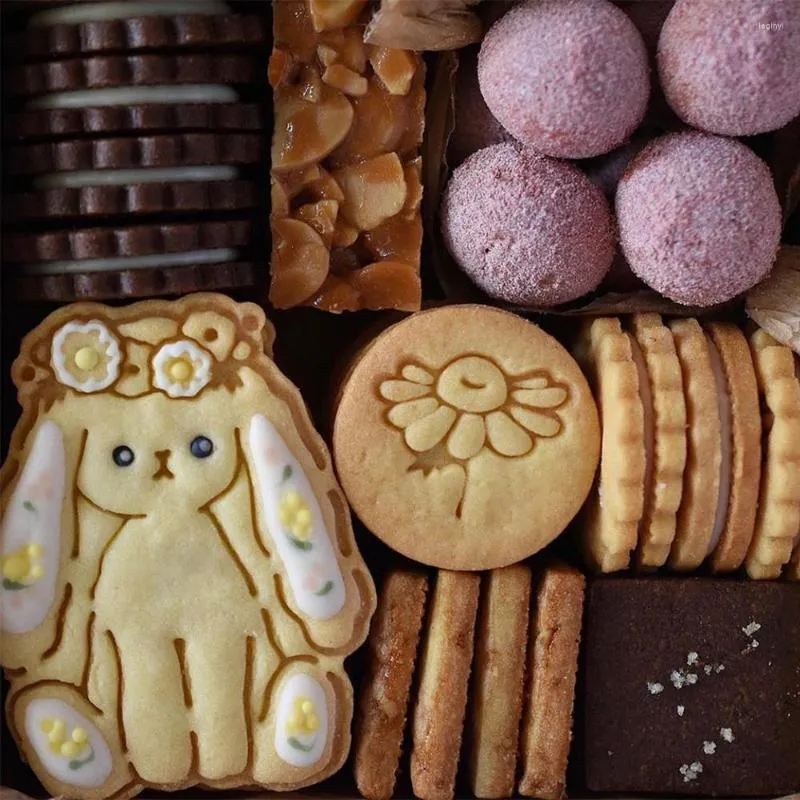 Pişirme kalıpları karikatür çelenk kurabiye kabartma makinesi kalıp Paskalya partisi çiçek fondan bisküvi kesici tatlı kek dekorasyon araçları