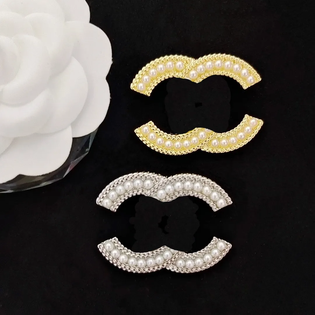 Groothandel Designer Broche Juiste Letters Logo Mode Beroemde Dubbele Letter Broches Crystal Pearl Charm Luxe Koppels Strass Pin Sieraden Accessoires