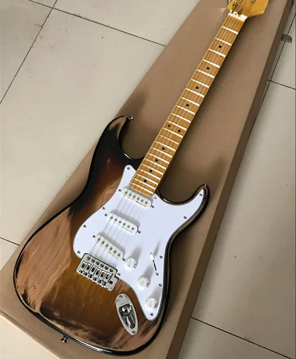 Custom Shop Relic Aged Sunburst Ash Body Elektrische Gitaar Tremolo Bridge Whammy Bar Vintage Tuners HSS Pickups Esdoorn Toets