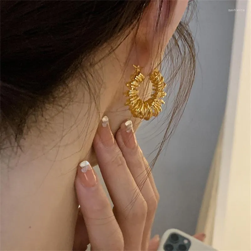 Orecchini a cerchio 2023 Senza appannamento impermeabile filo avvolto design oro vuoto per le donne orecchino in acciaio inossidabile placcato 18 carati