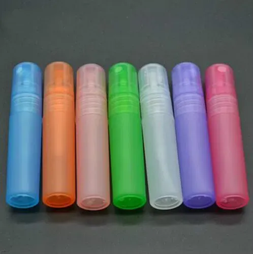 Blanda färger 100pcslot 5 ml Multicolor Transucens Plast Atomizer Bottle Travel Makeup Parfym Spray Refillable Bottle