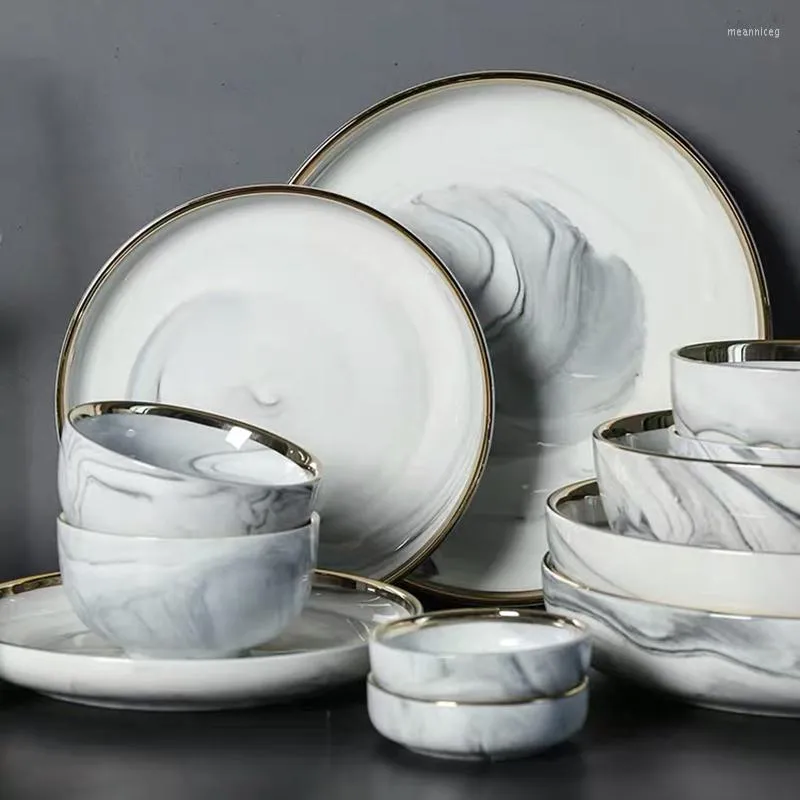 Tallrikar keramiska marmorgrå servisuppsättningar och skålar middag efterrätt aptitretare platta rätter för hemrestaurang el present