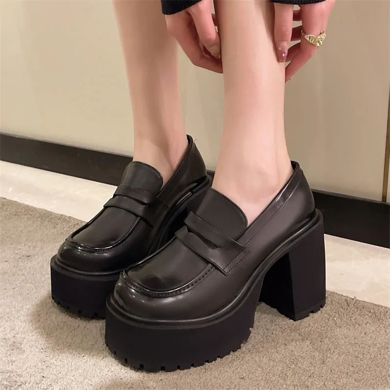 Klobige Plateau-Müßiggänger mit Absatz, Lackleder, Slip-on-Freizeitschuhe für Damen, Büroschuhe, japanische Lolita, schwarze Absätze 2023