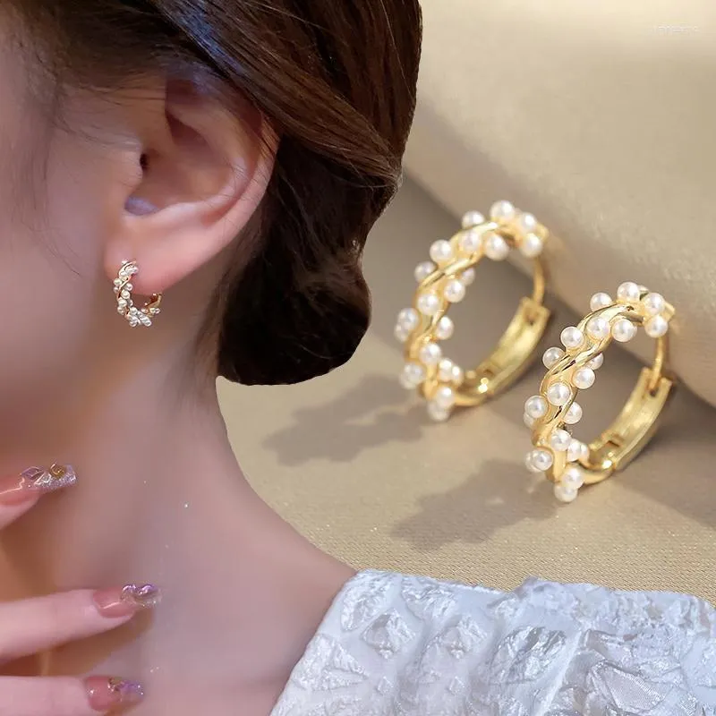 フープイヤリングエレガントな人工真珠創造金属ツイスト2023女性の女の子のギフトのためのトレンディなジュエリーパーティー甘いアクセサリー