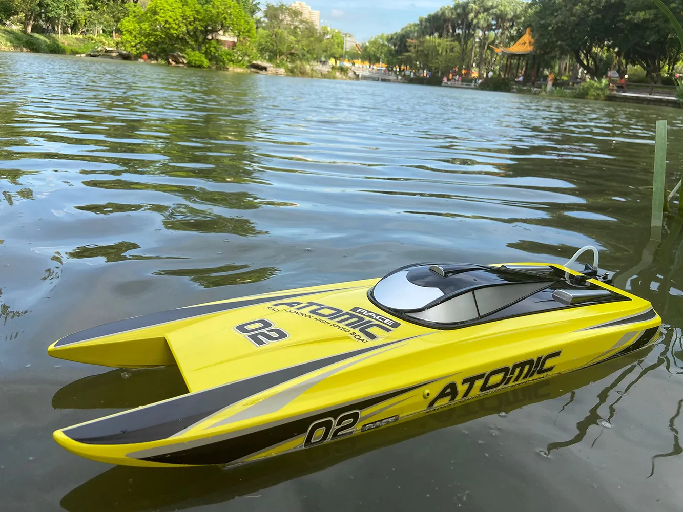 Bateaux RC électriques prêts à l'emploi Grand bateau télécommandé de 27,6 pouces sous moteur sans balais Racing S1 Pro. Vitesse maximale électrique Rc 65 km H 230607