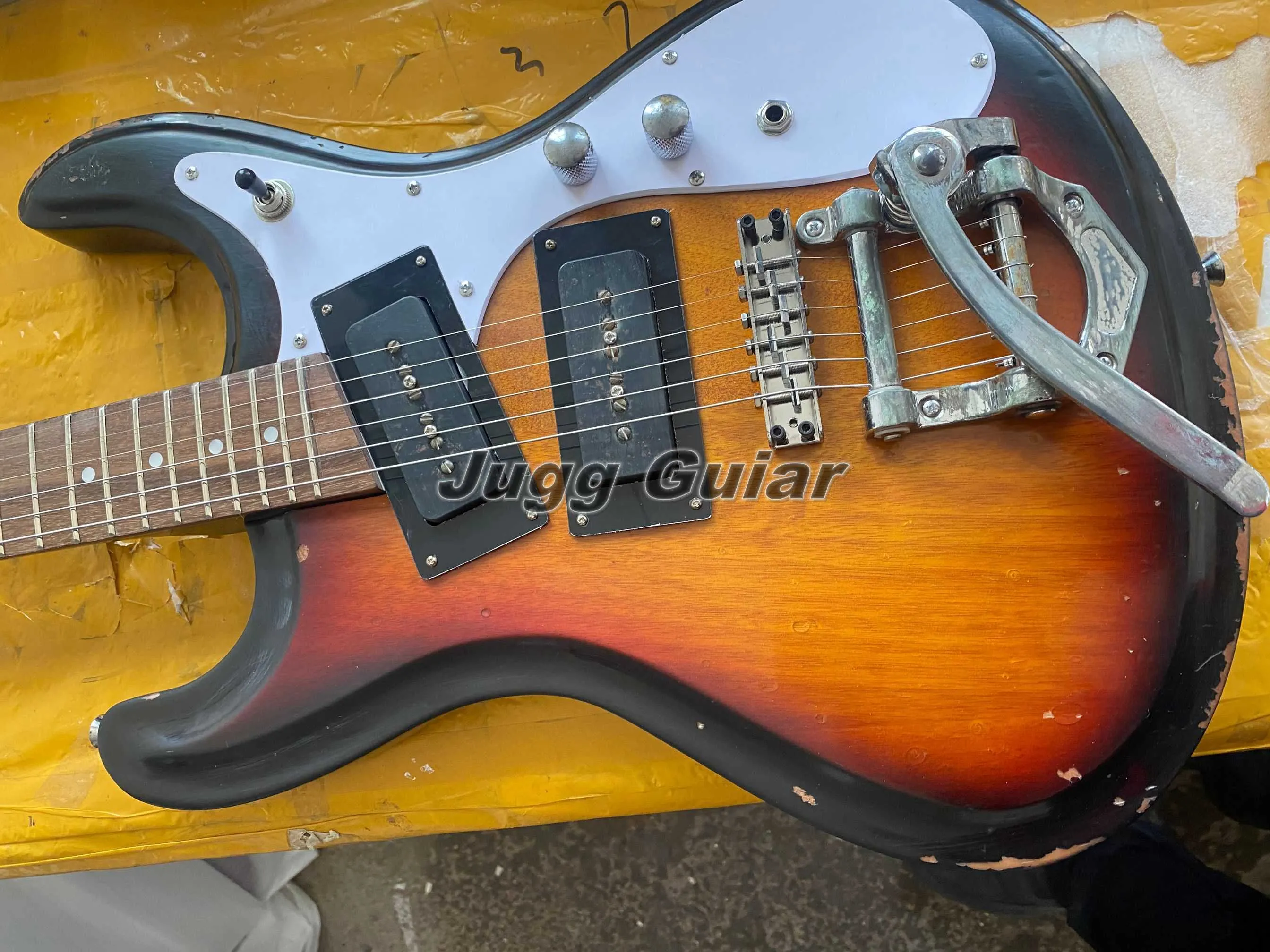 Heavy Relic Mosrite Ventures Tobacco Sunburst Guitare électrique Bigs Tremolo Bridge, micros P90 noirs, incrustation Little Dot, matériel chromé, accordeurs vintage