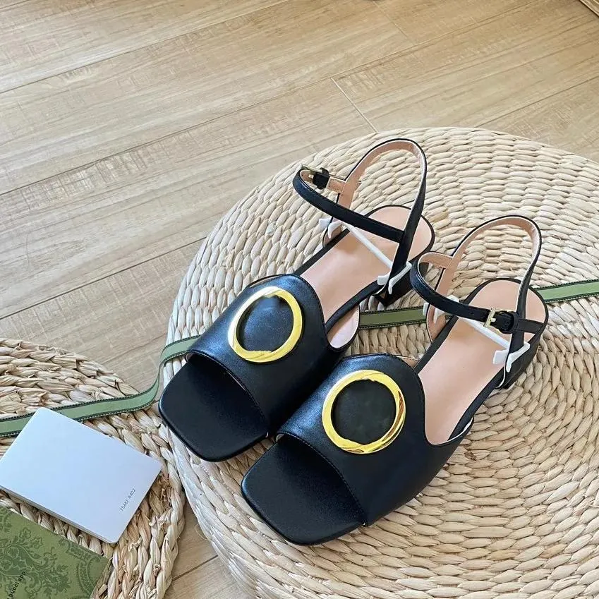 Designer Girl Sandals Summer Flat Buty damskie swobodne kapcie Złota sprzętowa klamra nisko obcasowa księżniczka Sandał z pudełkiem 35-42