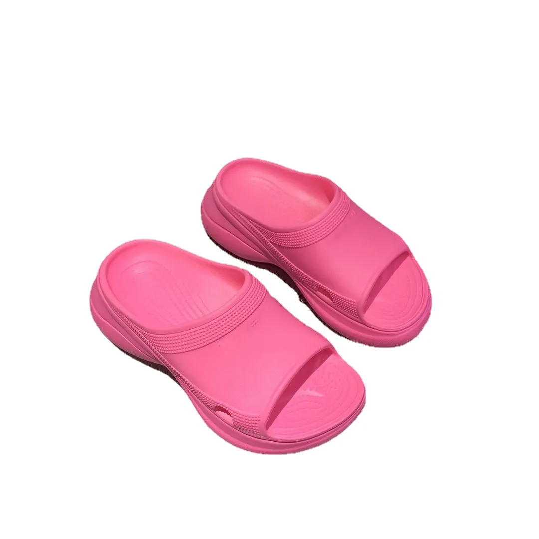 Trendiga varumärkes tofflor gummi anti slip tjocka sulor ihåliga strand tofflor stora muffins sandaler