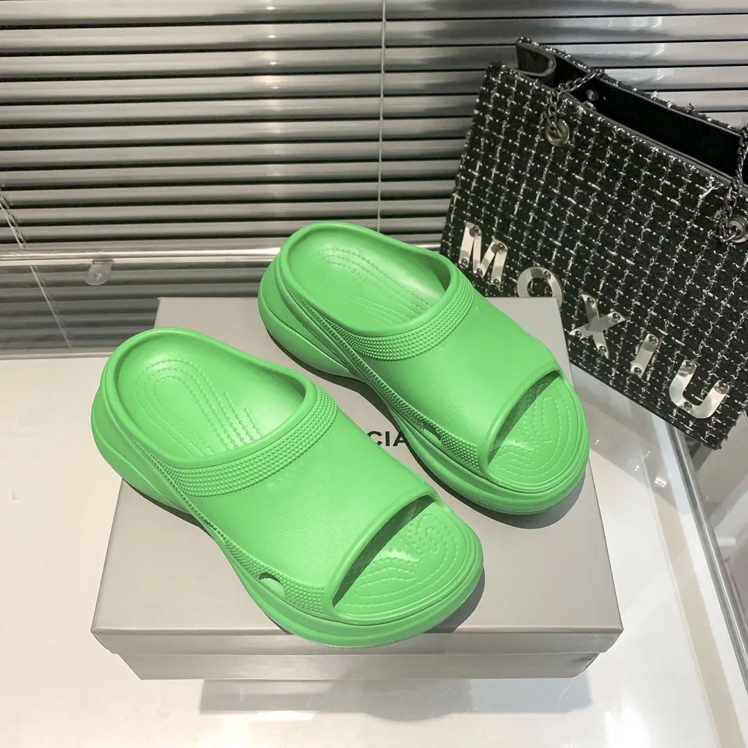 Trendige Marken-Hausschuhe Gummi-Anti-Slip-Dickdose hohle Strandruhschuhe große Muffinsandalen großer Größe