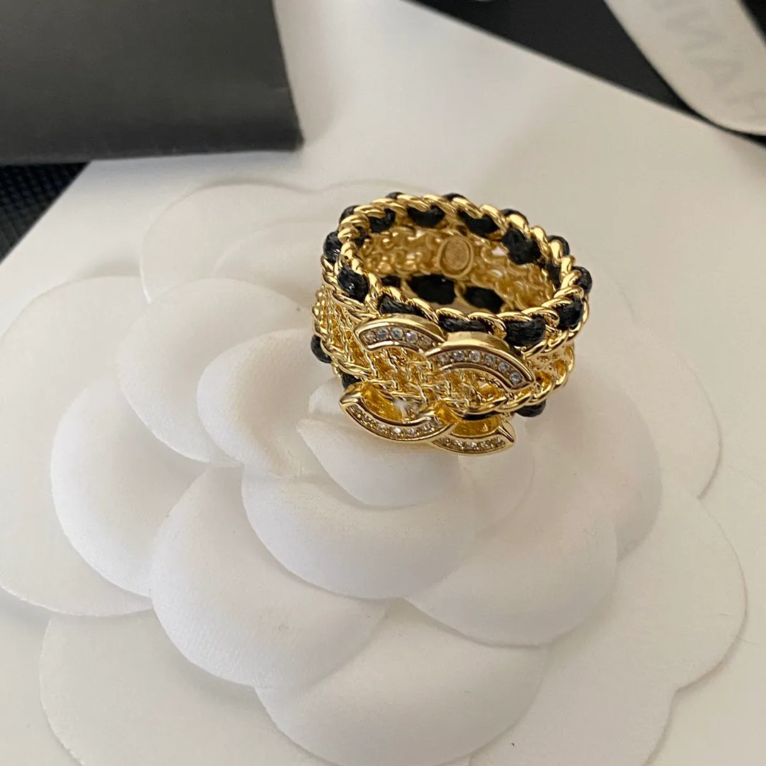 Never Fade Brand Letter Pierdzież skórzana złota mosiężna mosiężna miedziana otwartą opaskę Pierścienie mody projektant luksusowy kryształowy pierścień perłowy dla damskiej biżuterii ślubnej prezenty jeden rozmiar 7