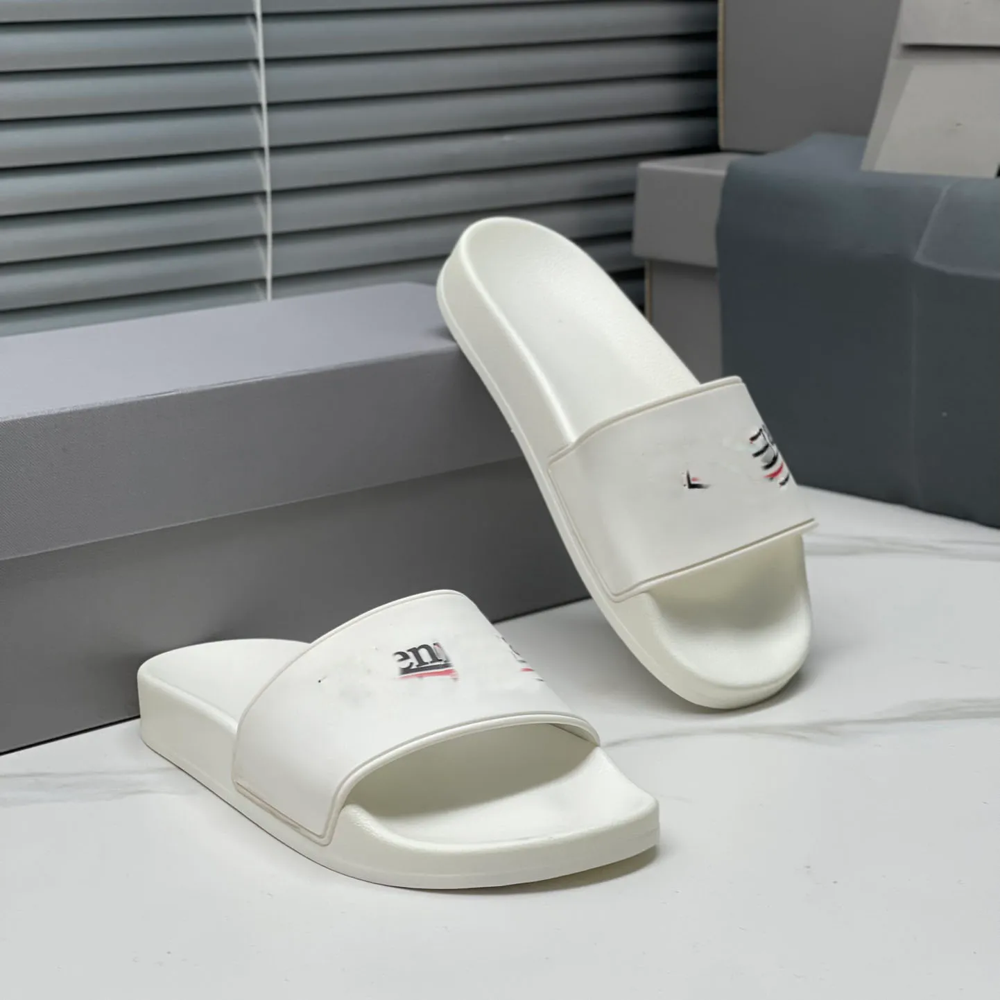 2023 Designer Fashion Walkmate Slippers For Men And Women Paris