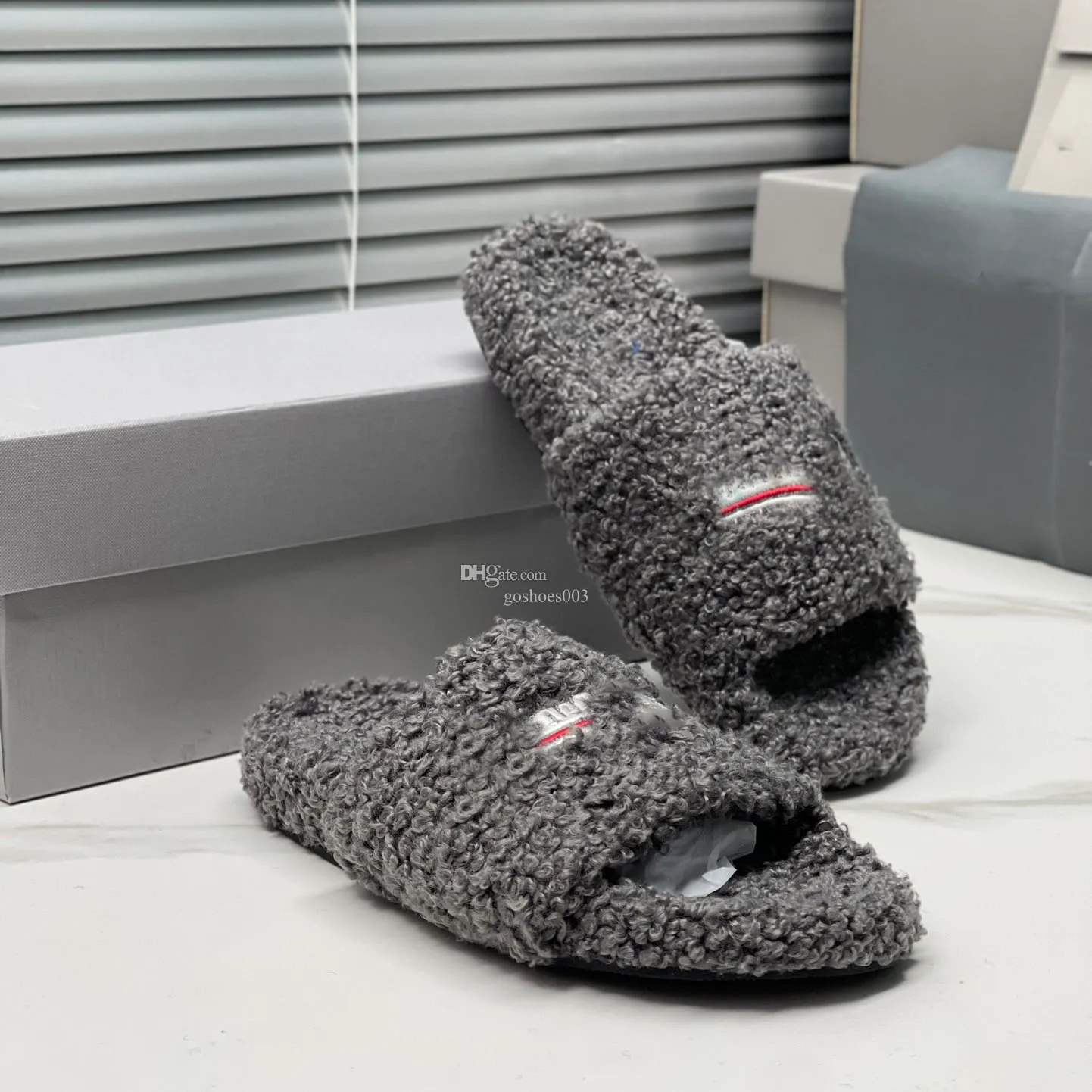 Designer men's and women's wool slippers are comfortable Luxurys plush girls flip-flops slide lovers shoes winter fur plush warm letter sandals.