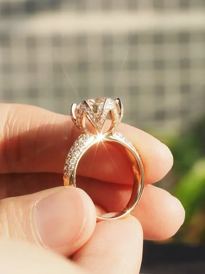 Fede Nuziale Con Fiore E Diamante Simulato | Argento 925 Placcato Oro Giallo 14k, 2 Ct - Foto 4