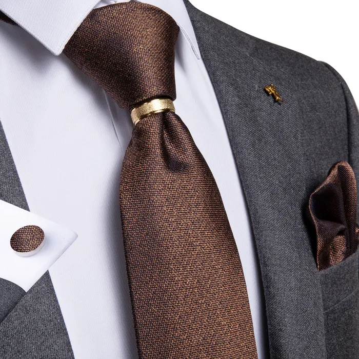 Шея галстуки дизайнерский мужской галстук коричневый сплошной шелковый свадебный галстук для мужчин Dibangue Hanky ​​Cufflinks Кольцевой галстук модный бизнес ZH02-7136 230607