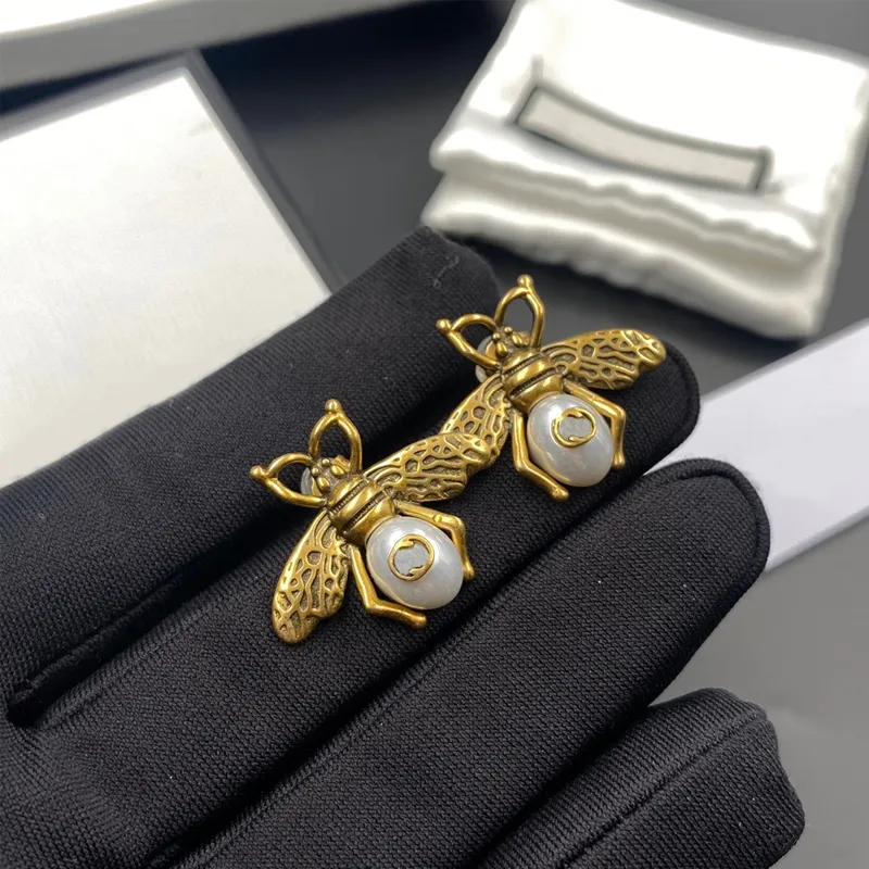 Boucles d'oreilles Vintage Bee Stud avec timbre Femmes Retro Pearl Bee Letter Boucles d'oreilles pour la fête de cadeau