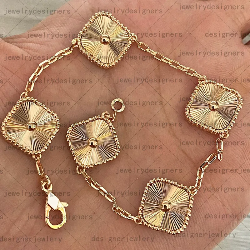 Gold Plated Bangle Armband Clover Jewelry Designer för kvinnor Trendiga Tiktok Agate Shell Mor-av-pärlemor Damer Lyxig emalj Vintage Designer smyckengagemang