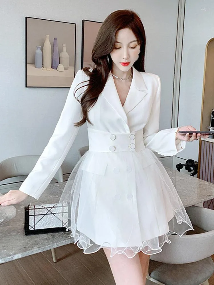 Robes de travail 2023 mode doux mignon 2 pièces jupes ensemble pour femmes blanc noir à manches longues Mini robe maille volants jupe bureau fête vêtements