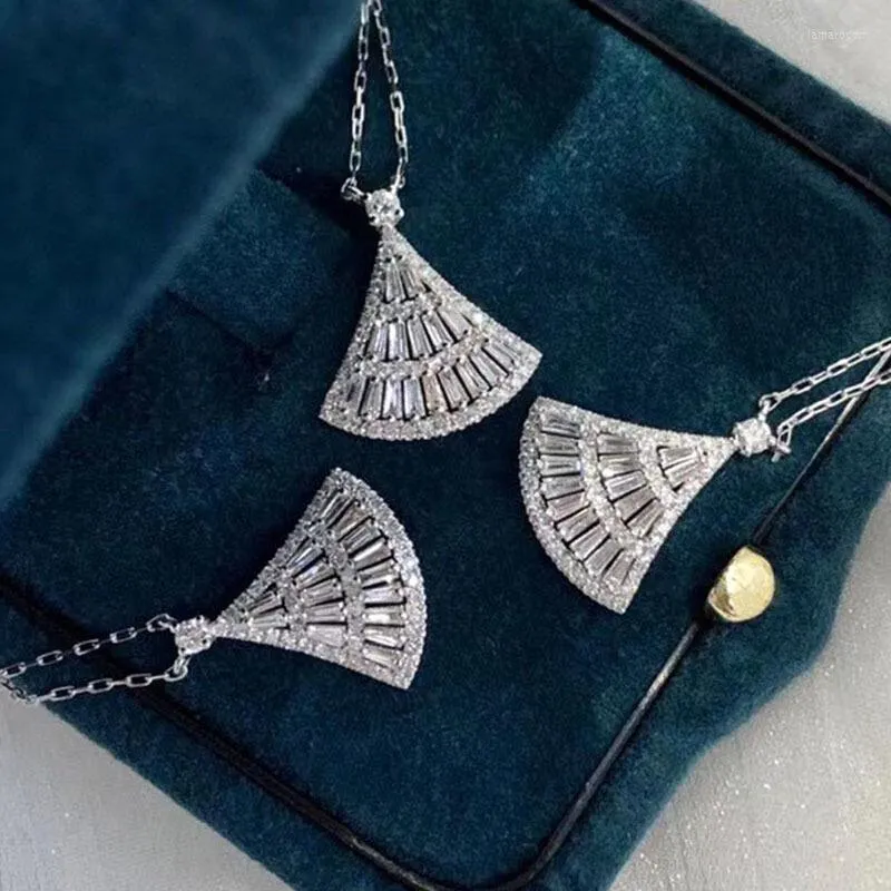Pendant Necklaces Huitan Fashion Luxury Women's Necklace With Sparkling Cubic Zirconia Fan Shaped Modern Design Female Jewelry Drop Ship