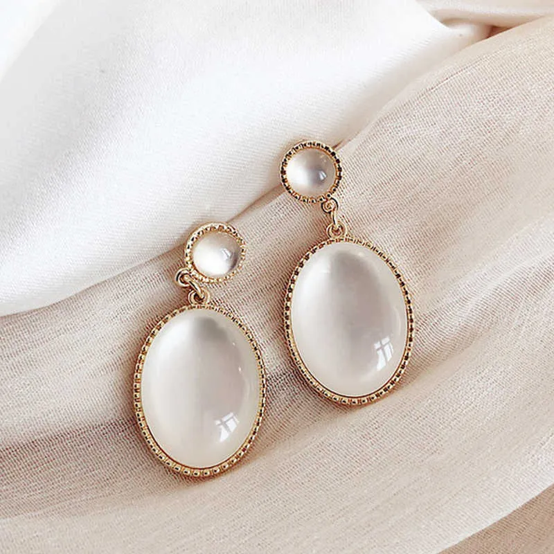 Dangle Lustre Corée Nouveau Blanc Moonlight Cat's Eye Pierre Boucles D'oreilles Pour Les Femmes Petit Frais Géométrique Eardrop Dames Élégantes Tempérament Bijoux Z0608