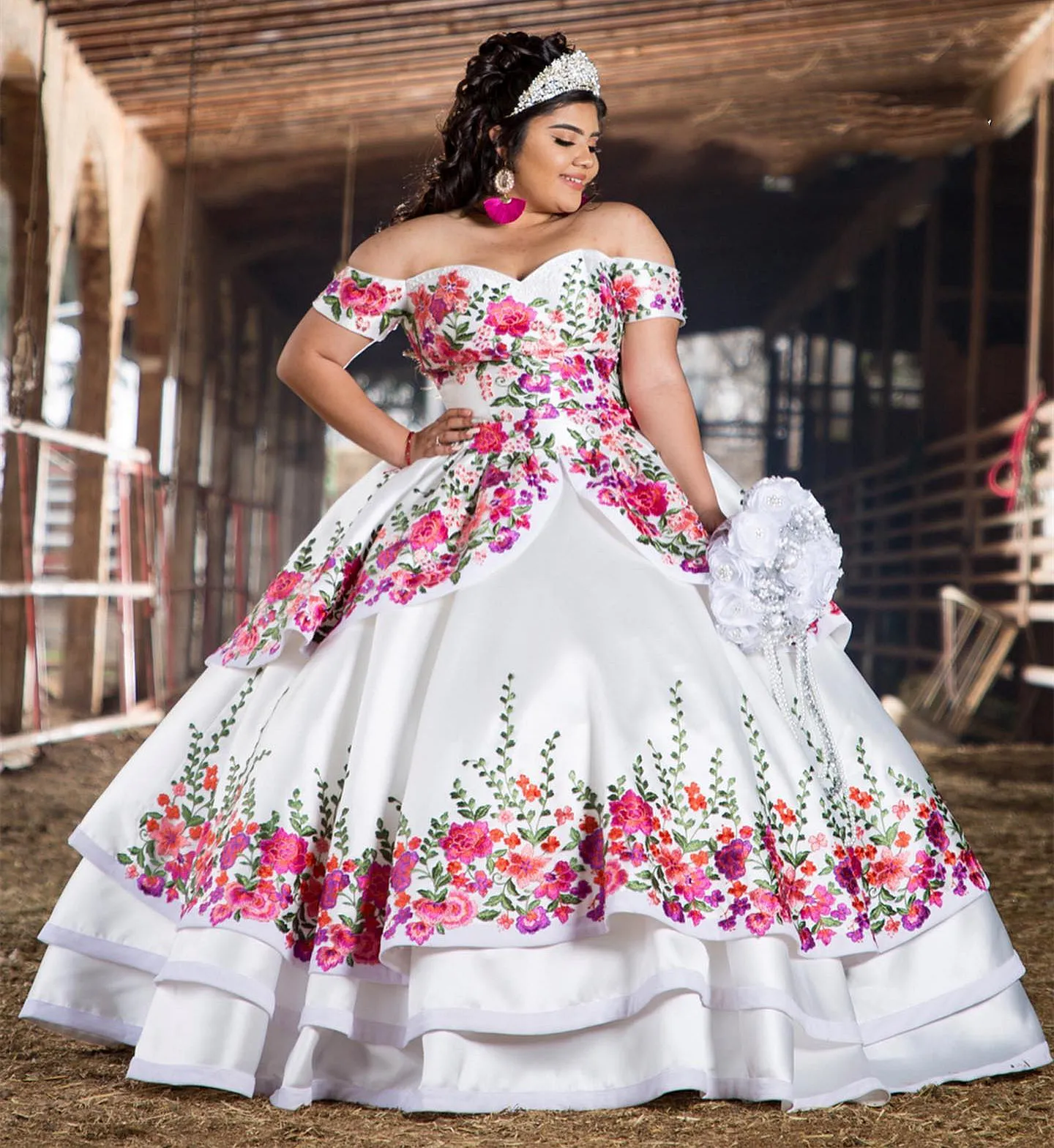 Mexico Quinceanera-jurken Tot de grond Gebloemd Kant Applicaties Schouderafhangend Satijn Sweet 15-jurk Grote maten Schoolfeest Afstuderen Toga Op maat gemaakt