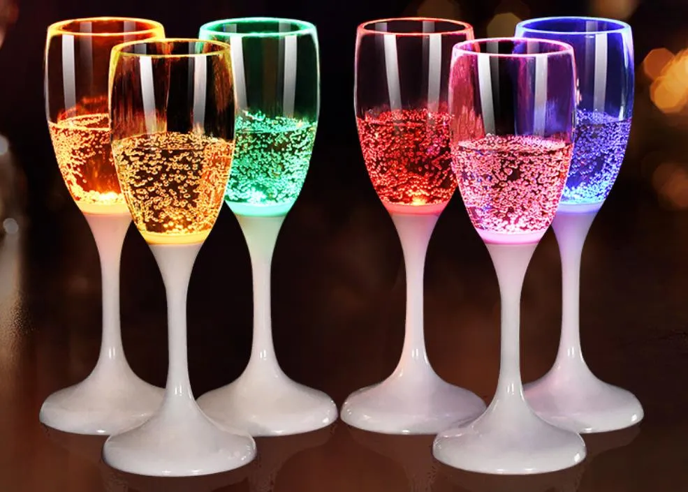 LEDシャンパンフルートグラスライトアップフラッシングワインカップウェディングパーティーの誕生日フェスティバルのための液体アクティベーションドリンクウェアバーデコレーション