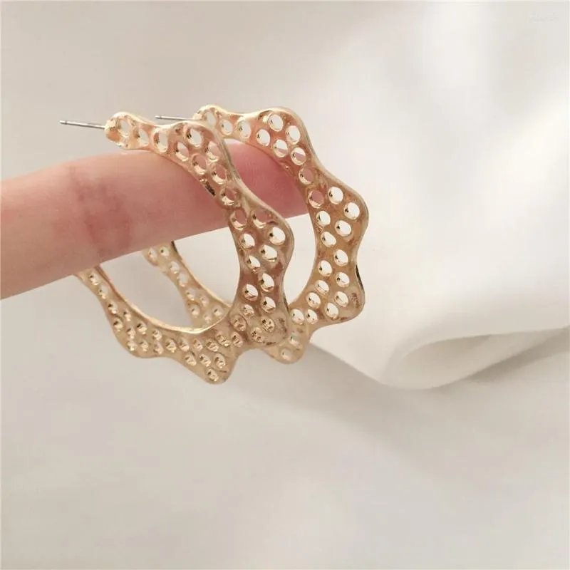 Boucles d'oreilles cerceaux jolis gold trou de placage de placage coup de poing à la frange irrégulière pour femmes fille bohême accessoire de bijoux moderne élégant