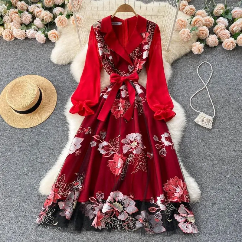 Sukienki swobodne wybiegi jesienne zimowe nacięte kołnierz sukienka luksusowe kobiety kwiat haft haft mesh patchwork szyfon czerwony długie vestidos