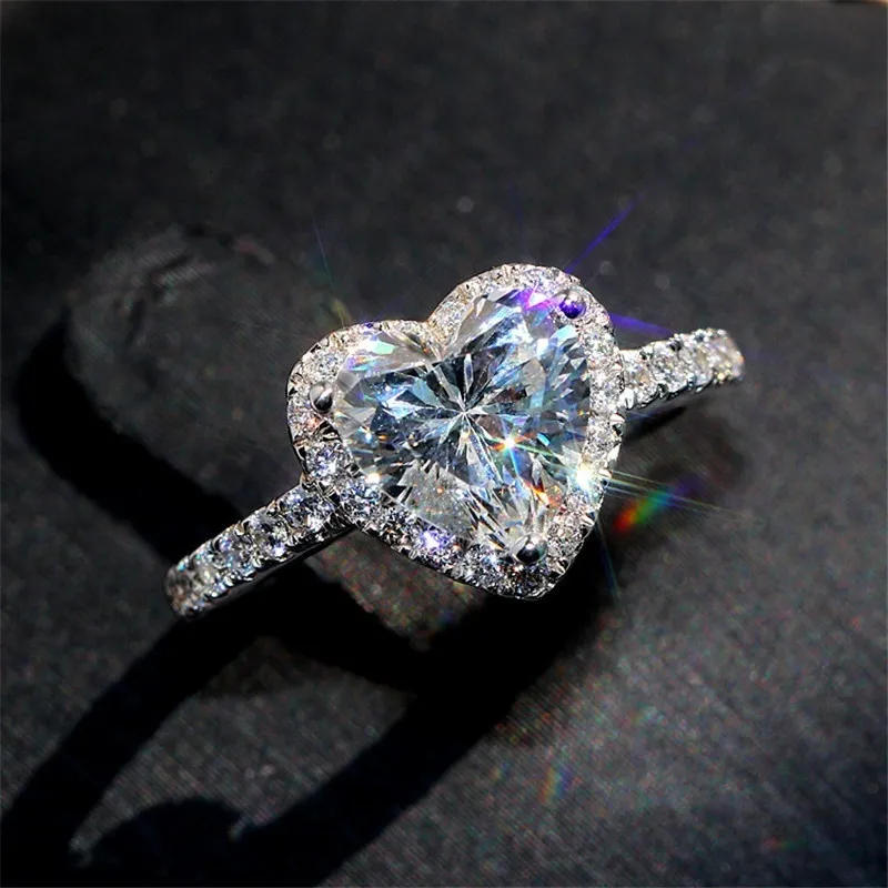 Bröllopsringar Luxury Silver Color Heart Ring For Women Exquisite Fashion Metal Inlaid White Zircon Stones Engagement Smycken 230608