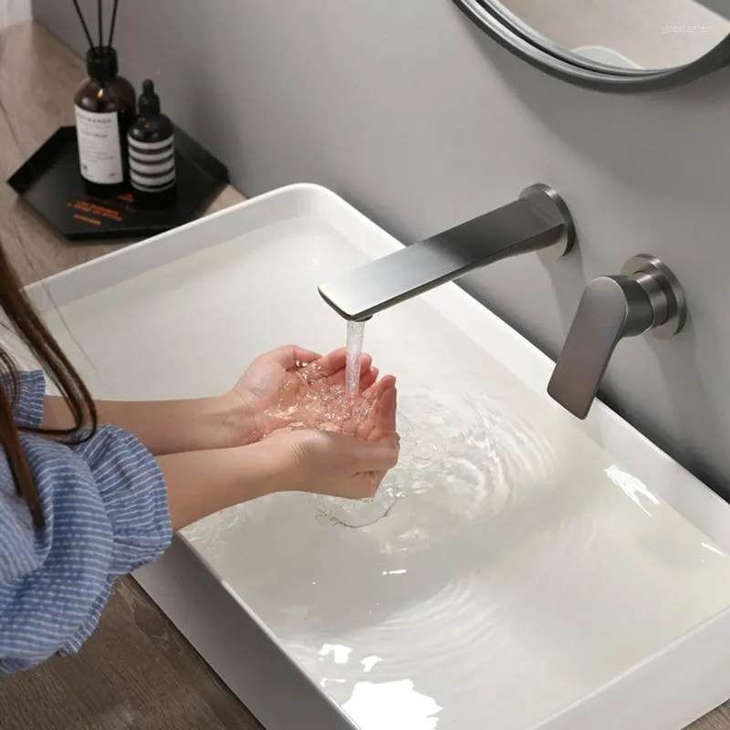 Grifos de lavabo de bano 59 Laton de un solo mango Grifo de lavabo montado en la pared de dos orificios con caja integrada Grifo mezclador frio