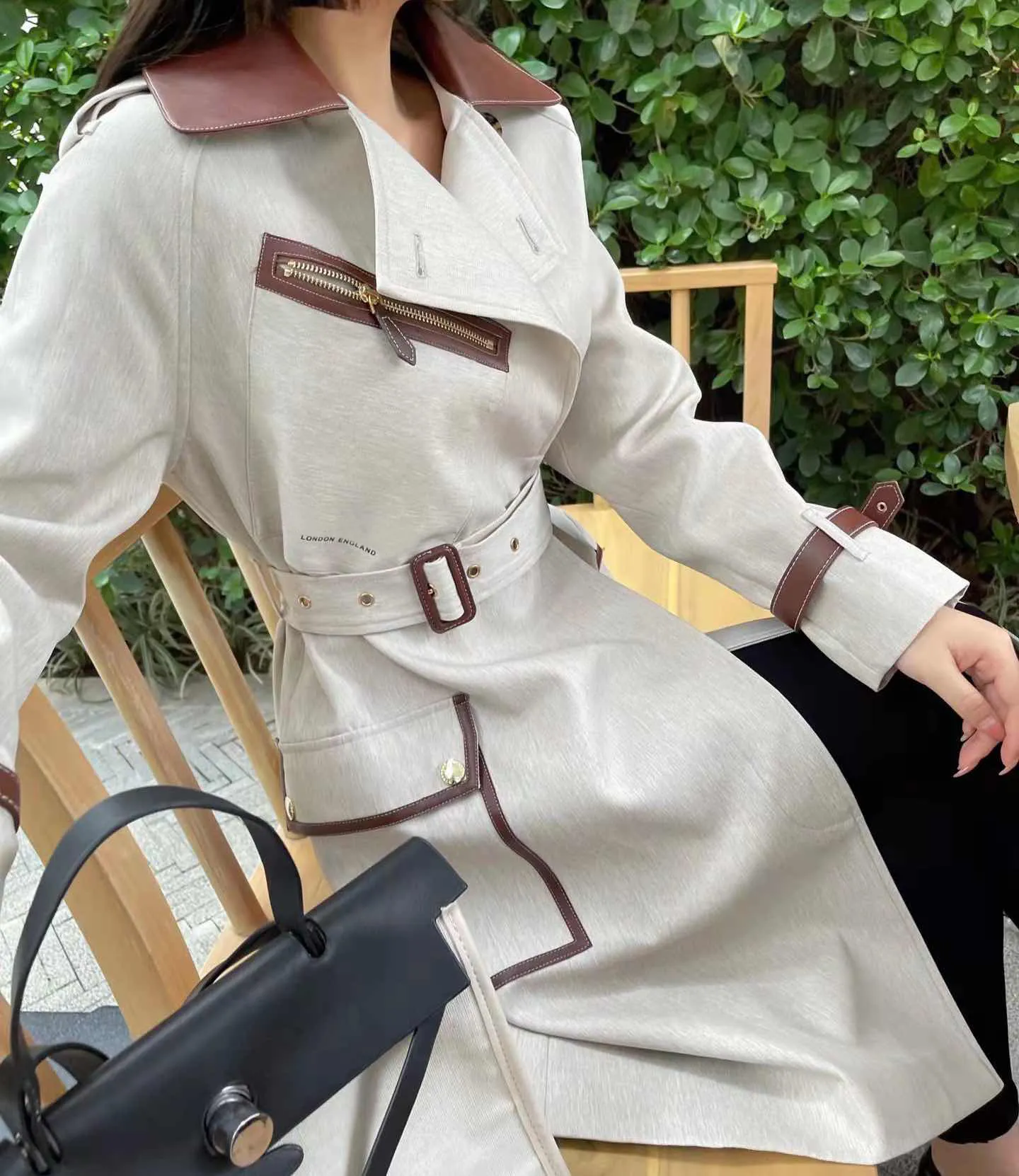 Kvinnors vindbrytare jacka designer trench rockar mellanslängd kappa hösten/vinter kontrast läder ytterkläder vindbrytare kappa mode stor fickdesign