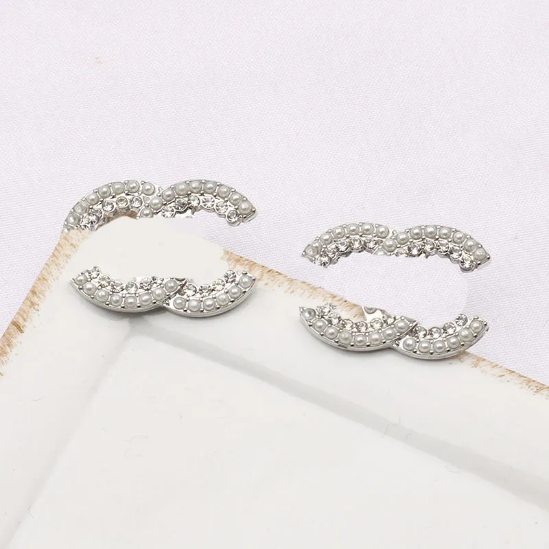 Luksusowy projektant 18K złoty plisowane litery stadnina dla słynnych kobiet proste stadniny perły diamentowe kolczyki ślubne Wysokiej jakości 20Mixed