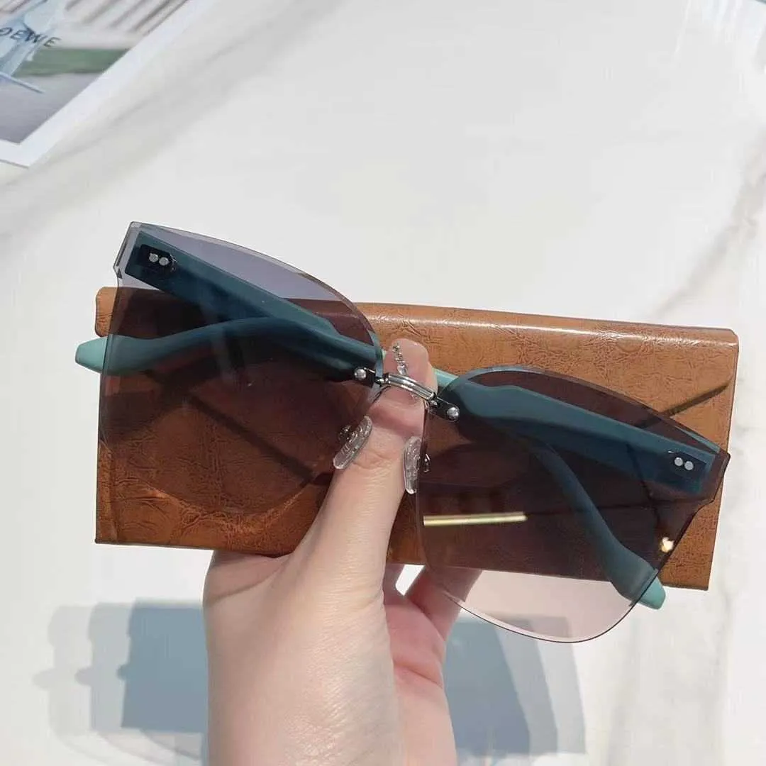 Neue modische schwarze rahmenlose Sonnenbrille für trendige Frauen und Internet-Prominente, die gleiche personalisierte Straßenfoto-Sonnenbrille