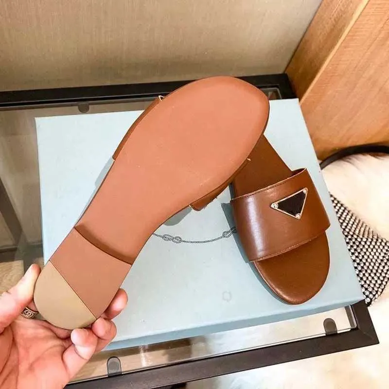 Summer luxury Sandals Designer slippers women Flip flops Slipper Fashion Genuine Leather slides Metal Ladies Casual shoes