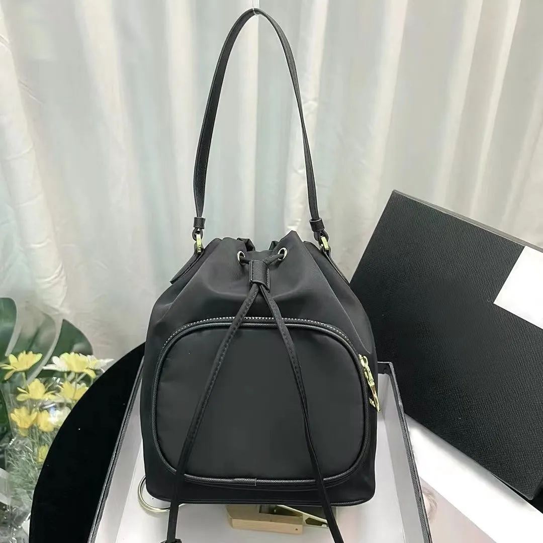 Designer Bucket Bag Luxury DrawString Påsar Black Purse Pouch Women Bucket Lady Messenger Bag Telefonväska Slingväska Kedja axelväska handväska toalettartikar