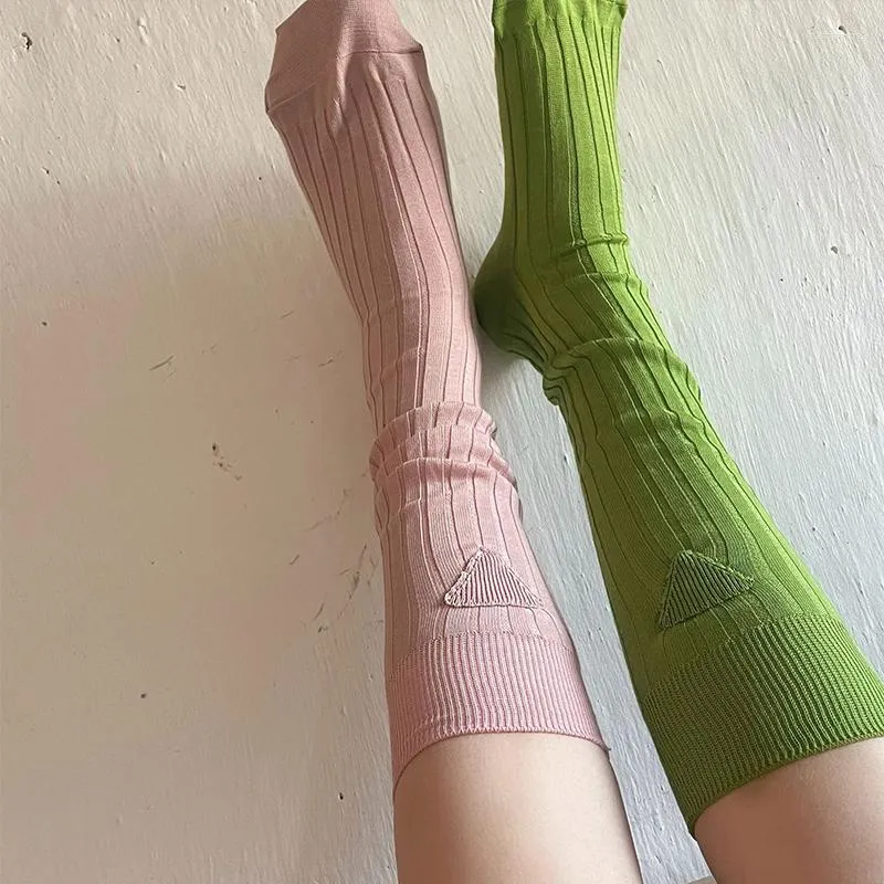 Kadın SOCKS 2023 Orta Buzağı Tasarımcısı Yumuşak İpek Karışımı Malzeme Üçgen Standart Nefes alabilen Moda Kazık