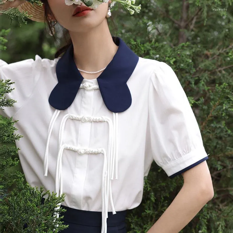 Etnisk kläder Kinesisk stil Tassel Doll Collar Shirt 2023 Kvinnakontrast Kort ärm designkänsla grod sommarvit topp