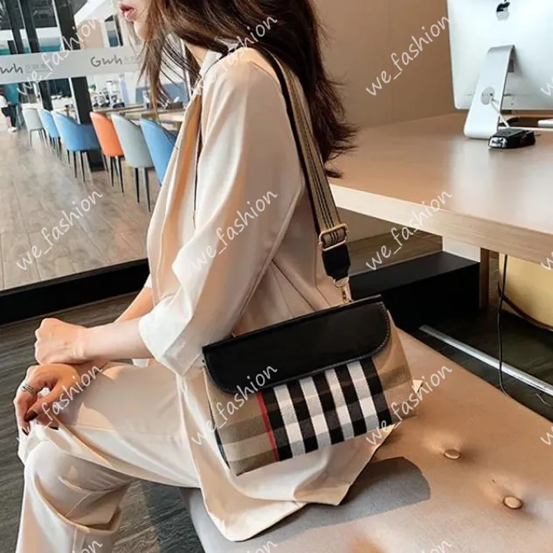 Bayan Erkek Moda Omuz Çantaları Tasarımcı Crossbody Naylon Çanta Cüzdan Harfler Cüzdan Şerit Çantalar Flap D2306089F