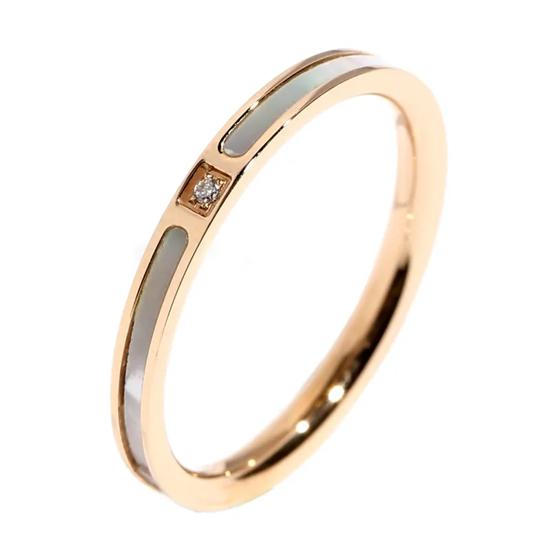 La fascia d'amore in acciaio inossidabile 18 carati suona un semplice anello in madreperla stilista coreano con brillanti gioielli in cristallo di diamante per la festa di nozze