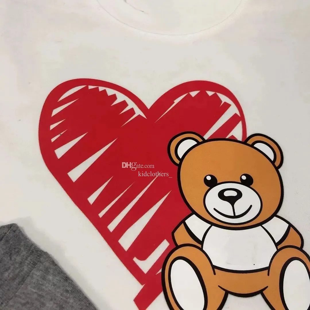 Barnkläder barn designer t shirt baby tshirt småbarn tee skjorta 1-14 åldrar pojke flicka kort ärm topp lyx sommartröja med bokstäver