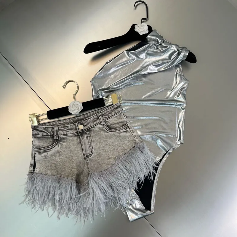 Kvinnors tvåbitar byxor PREPOMP 2023 Summer Collection ärmlös skevhals Metall Color Bodysuits Feathers Denim Shorts Set Outfits GH978 230609