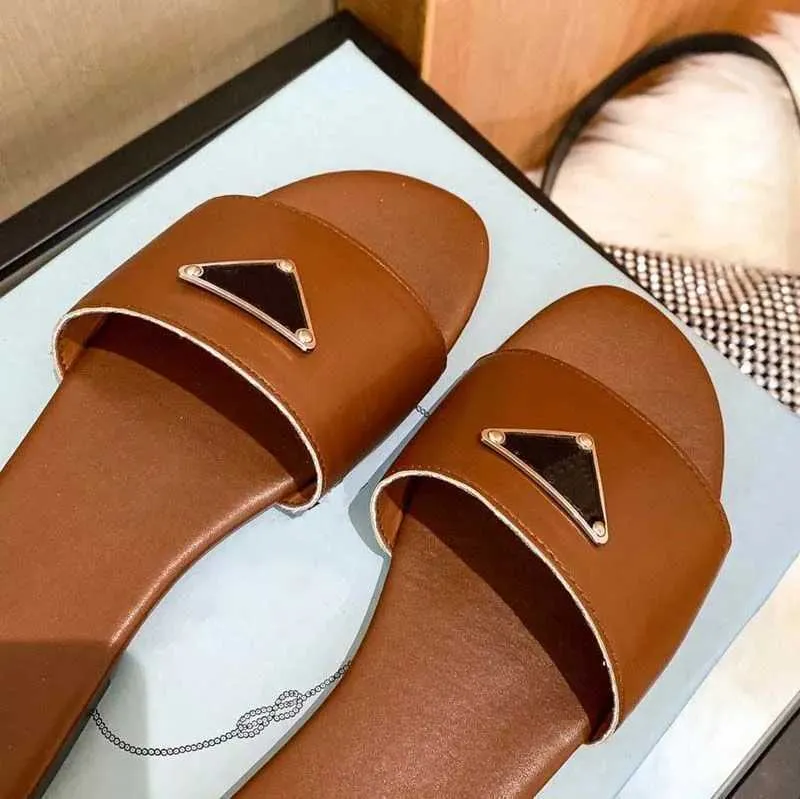 Summer luxury Sandals Designer slippers women Flip flops Slipper Fashion Genuine Leather slides Metal Ladies Casual shoes