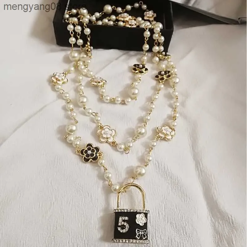 Niaspi Collana lunga con ciondolo a forma di fiore di perle per donne e ragazze retrò delicata collana di perle finte a strati smalto nero ciliegio camelia fiore catena maglione catena vita